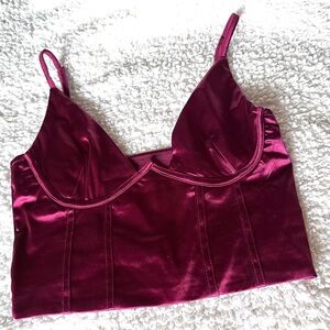 Stylish maroon ribbed crop top.